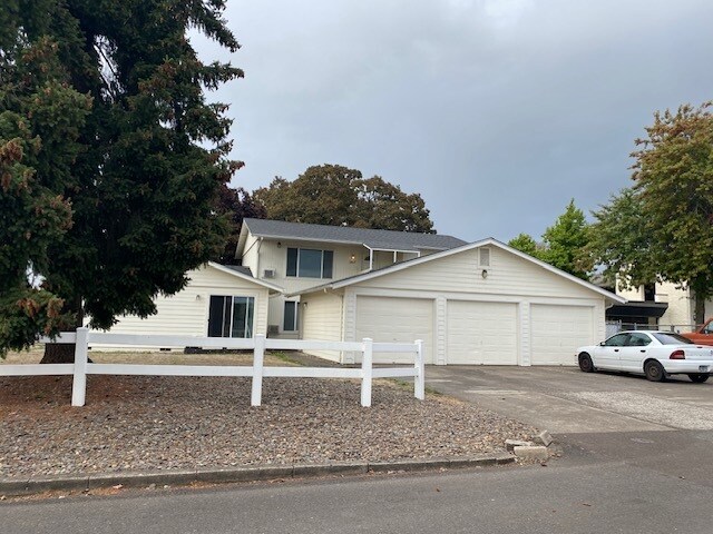 1817 Cross St SE in Salem, OR - Foto de edificio
