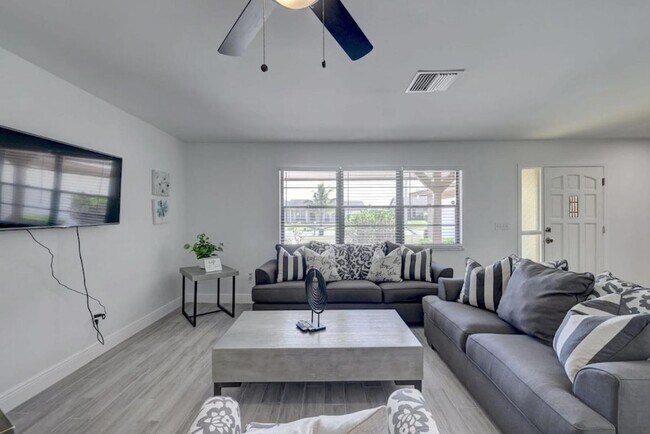 543 SE Greenway Terrace in Port St. Lucie, FL - Building Photo - Building Photo