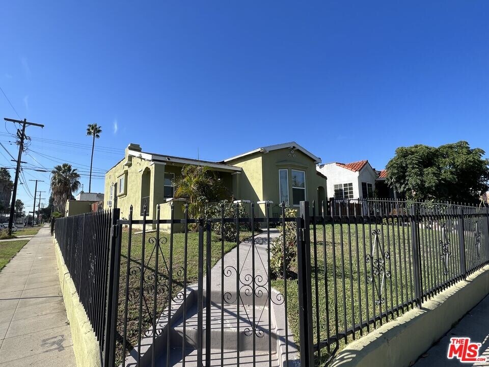 600 W 102nd St in Los Angeles, CA - Building Photo
