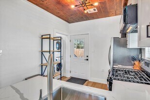 1311 53rd St in Galveston, TX - Building Photo