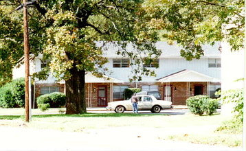 1999-2018 John Wesley Ave in College Park, GA - Foto de edificio - Building Photo