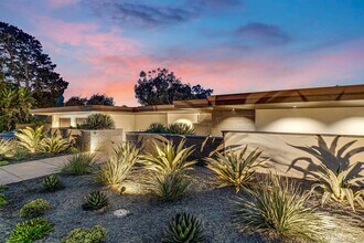 8070 La Jolla Scenic Dr N in San Diego, CA - Building Photo - Building Photo