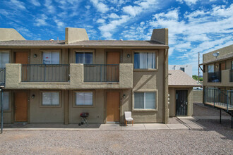 Casita Robles Apartments in Phoenix, AZ - Building Photo - Building Photo