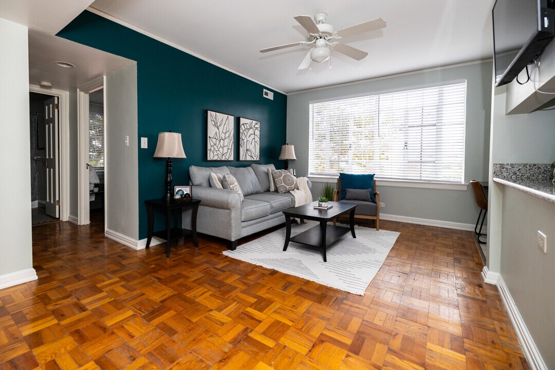 1700 N Elm St, Unit I3 in Greensboro, NC - Foto de edificio