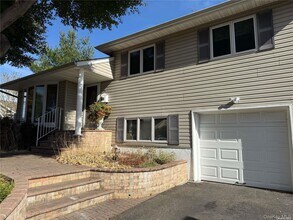 11 Syosset Cir in Syosset, NY - Building Photo - Building Photo