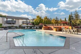 Reed Square in Sunnyvale, CA - Building Photo
