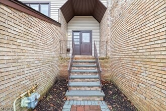 33 Stockton Ct in Morris Plains, NJ - Building Photo - Building Photo