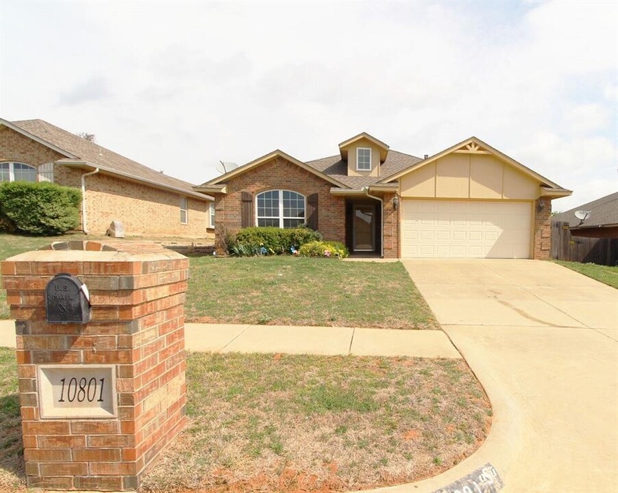 10801 Turtlewood Dr in Midwest City, OK - Foto de edificio