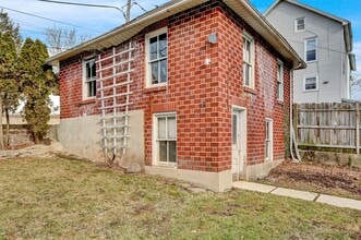 17 N Church St in Mohnton, PA - Foto de edificio - Building Photo