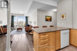 3865 Lake Shore Blvd W in Toronto, ON - Building Photo - Building Photo