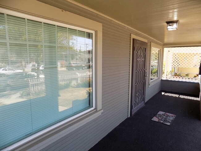 369 W 10th St in Los Angeles, CA - Building Photo - Building Photo