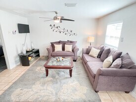 1740 19TH Ave S, Unit Half in St. Petersburg, FL - Building Photo
