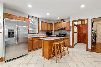 291 E Eagle St, Unit 2 in Boston, MA - Foto de edificio - Building Photo