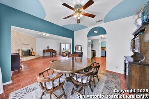 631 N San Bernardo Ave in San Antonio, TX - Building Photo - Building Photo