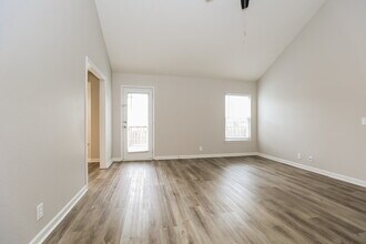 1114 Sima Shabat Ct in La Vergne, TN - Foto de edificio - Building Photo