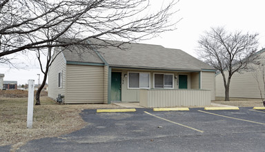 Woodlawn Apartments in Wellington, KS - Building Photo - Building Photo