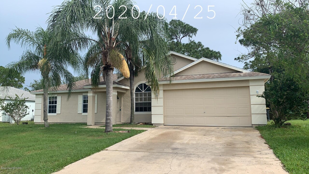 521 Londonderry Cir SE in Palm Bay, FL - Building Photo