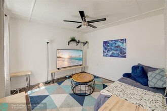 2702 NE 9th Ave in Wilton Manors, FL - Building Photo - Building Photo