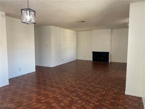 4660 Koval Ln in Las Vegas, NV - Foto de edificio - Building Photo