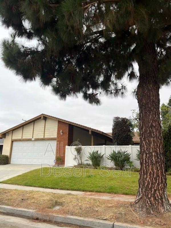 542 Pierpont Dr in Costa Mesa, CA - Building Photo - Building Photo