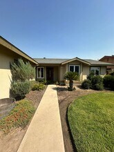 902 Lakewood Dr in Hanford, CA - Building Photo - Building Photo