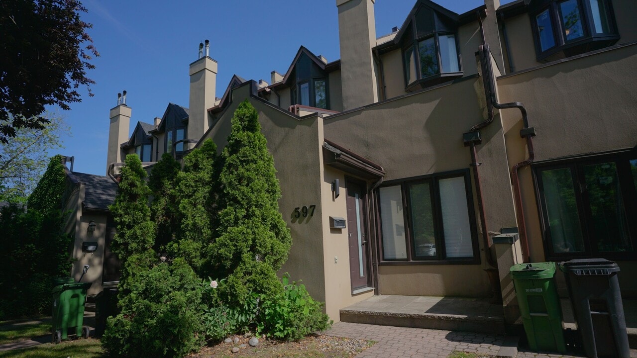 597 Roehampton Ave in Toronto, ON - Building Photo