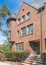 858 W Chalmers Pl, Unit 1 in Chicago, IL - Foto de edificio - Building Photo