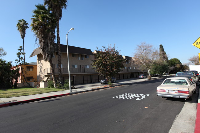 19505 Sherman Way in Reseda, CA - Building Photo - Building Photo