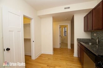 1448 W Byron St, Unit M373 in Chicago, IL - Building Photo - Building Photo