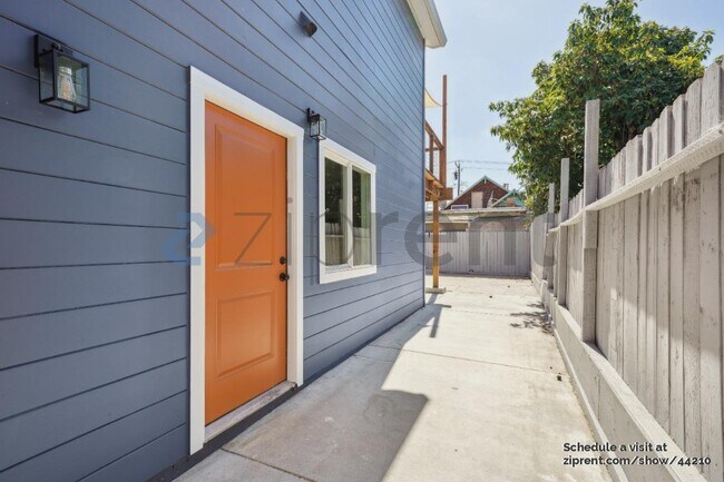 1564 Bridge Ave in Oakland, CA - Building Photo - Building Photo