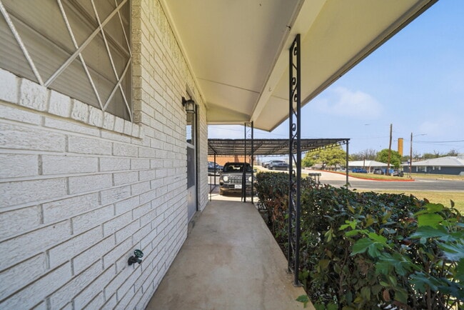 204 W Lampasas St in Llano, TX - Building Photo - Building Photo