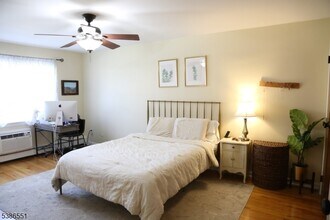 565 Grove St in Clifton, NJ - Building Photo - Building Photo