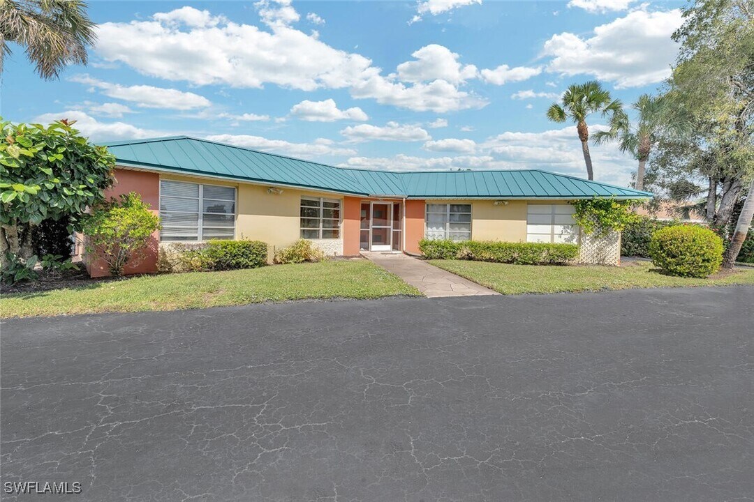 210 Pebble Beach Blvd in Naples, FL - Building Photo