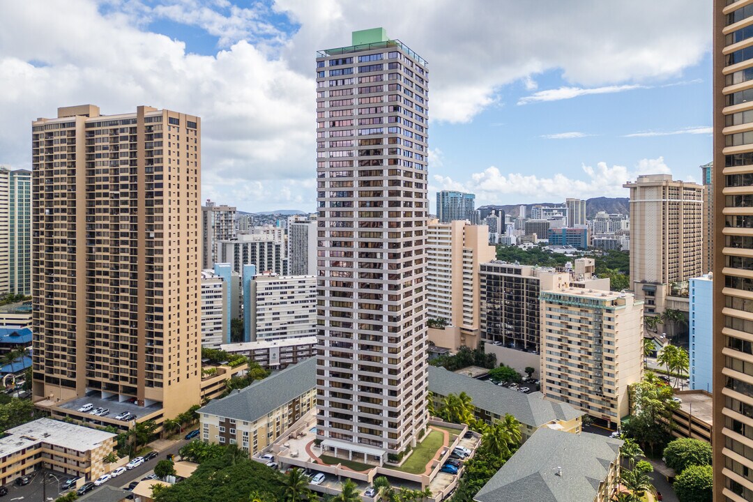 Windsor Condos in Honolulu, HI - Building Photo