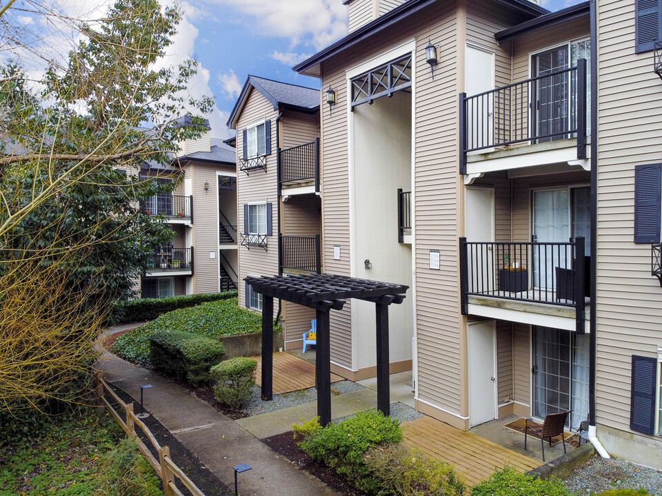 215 9th St, Unit D103 in Kirkland, WA - Building Photo