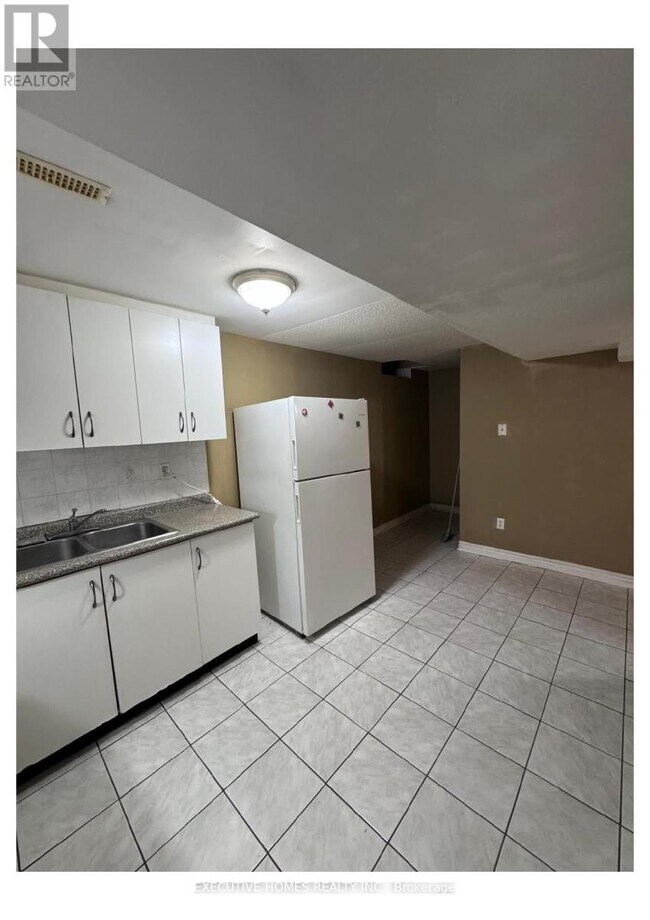 16 Meadow Bush Ct in Brampton, ON - Building Photo - Building Photo