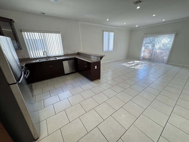6714 Balboa Blvd, Unit 3