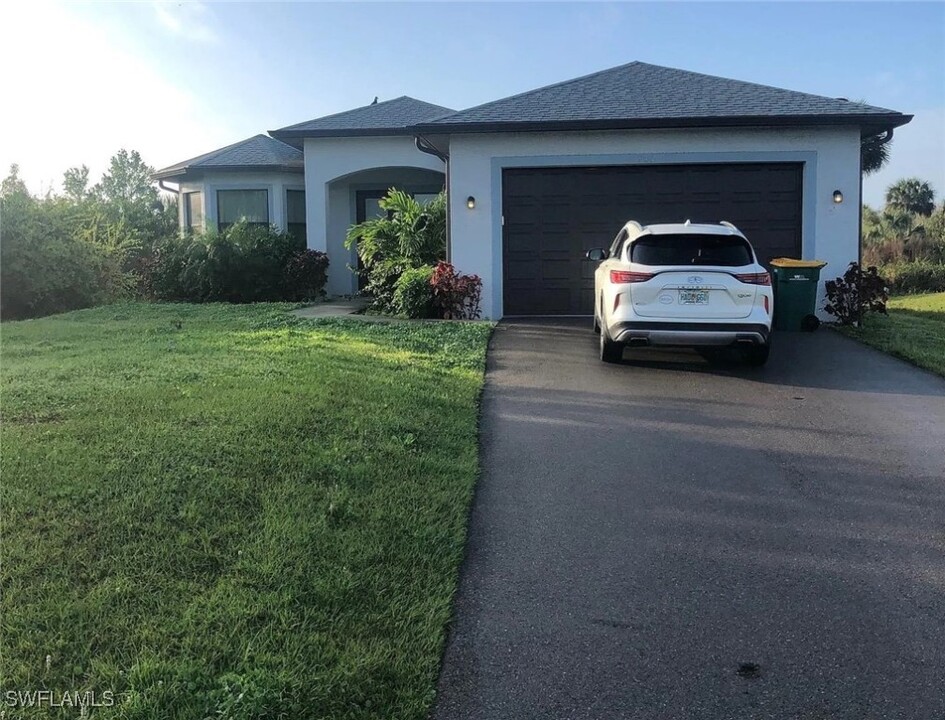542 Shady Hollow Blvd W in Naples, FL - Building Photo