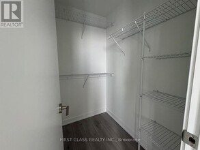 1 Fairview Rd E in Mississauga, ON - Building Photo - Building Photo