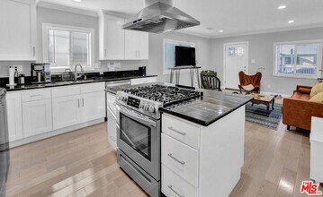 1946 W 39th St in Los Angeles, CA - Building Photo - Building Photo