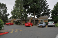 Carriage Court Apartments in Canby, OR - Foto de edificio - Building Photo