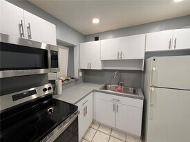10393 N Kendall Dr in Miami, FL - Building Photo