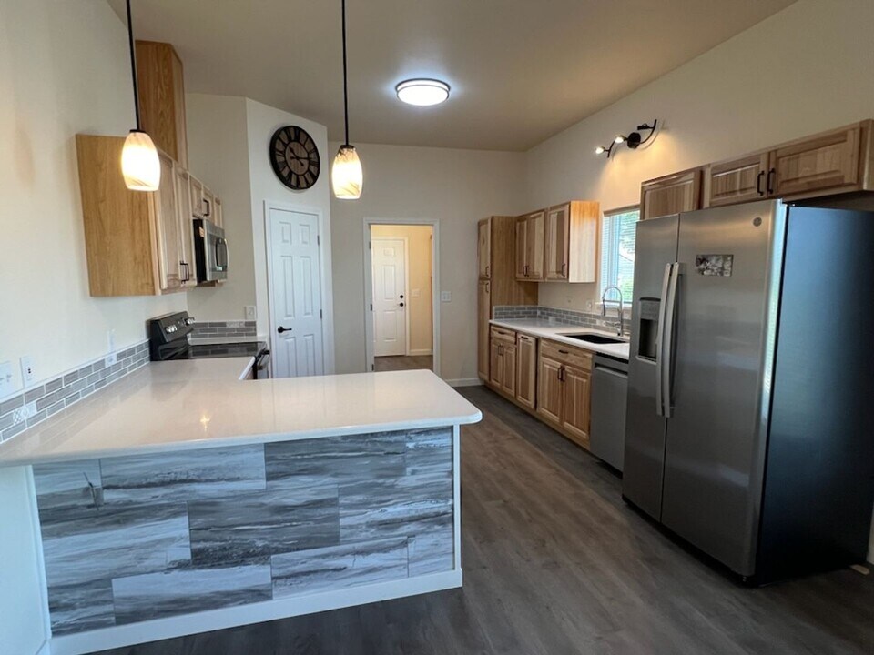 1834 4th St SE in East Wenatchee, WA - Building Photo