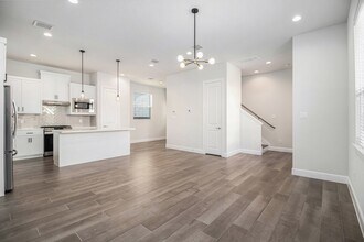 9573 Neuens Rd in Houston, TX - Foto de edificio - Building Photo