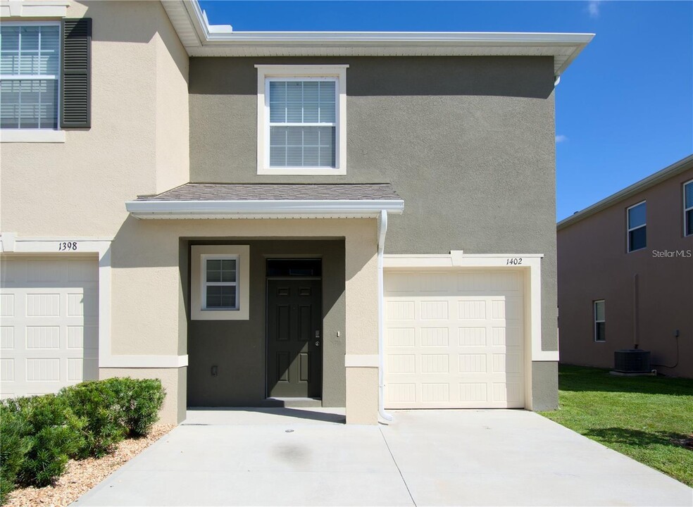 1402 Yellow Finch Dr in Davenport, FL - Building Photo