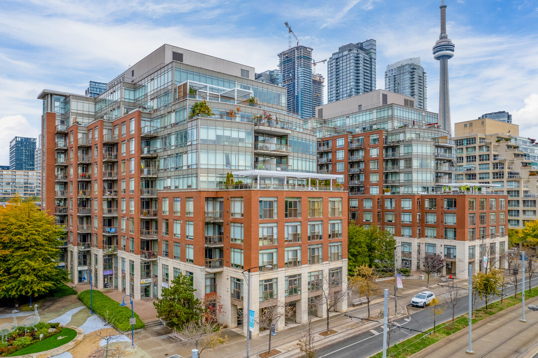 500 Queens Quay Blvd W in Toronto, ON - Building Photo