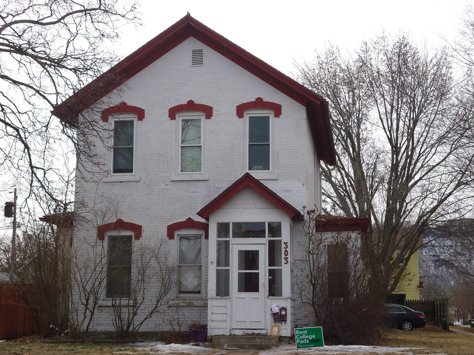 303 E Sanborn St, Unit 1 in Winona, MN - Foto de edificio