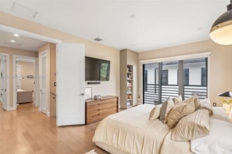 8249 NW 46th St in Doral, FL - Foto de edificio - Building Photo