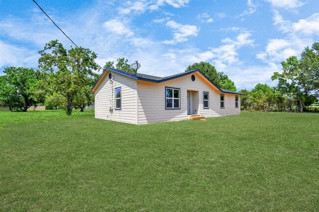 1030 San Felipe Rd in Sealy, TX - Building Photo - Building Photo