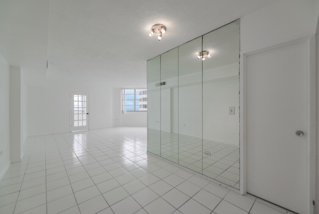 801 Brickell Bay Dr, Unit 1567 in Miami, FL - Building Photo